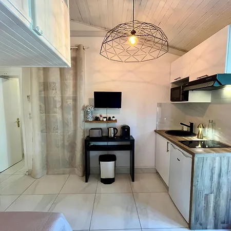 Joli Maisonnette A 100m De La