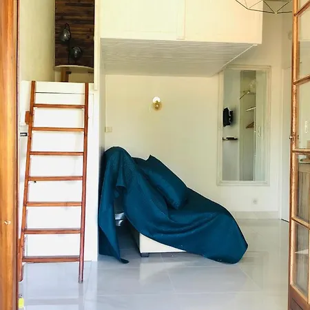 Joli Maisonnette A 100m De La