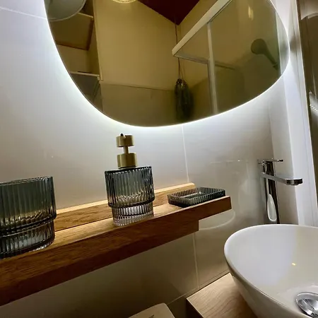 Joli Maisonnette A 100m De La *