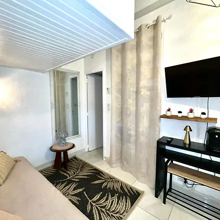 Joli Maisonnette A 100m De La *