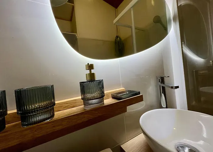 Joli Maisonnette A 100m De La *