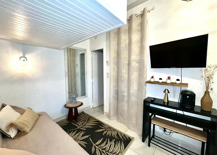 Joli Maisonnette A 100m De La *